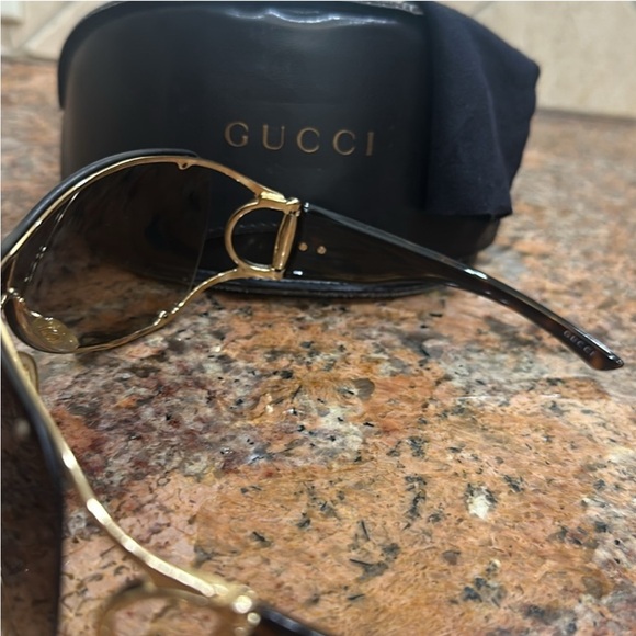 ✨GUCCI Sunglasses with case - Picture 3 of 5